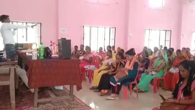 वजीरगंज मेंजल जीवन मिशन के तहत प्रशिक्षक द्वाराआगनवाड़ी कार्यकत्रियों आशा वस्वयंसहायता की महिलाओं को किया प्रशिक्षित 