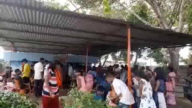 कंधार वेस मरीआई मंदिरात आकाडी निमित्ताने भाविकांनी केली गर्दी