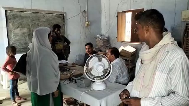 वजीरगंज केंद्रीय विद्यालय पर शिक्षा विभाग ने बच्चों के आधार कार्ड बनाने के लिए लगाया शिविर नेटवर्क नहोने से लौटे छात्र 