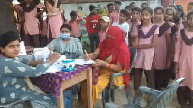 पूर्व माध्यमिक विद्यालय बिस्कोहर में 60 बच्चों को लगा कोरोना रोधी टिका ।
