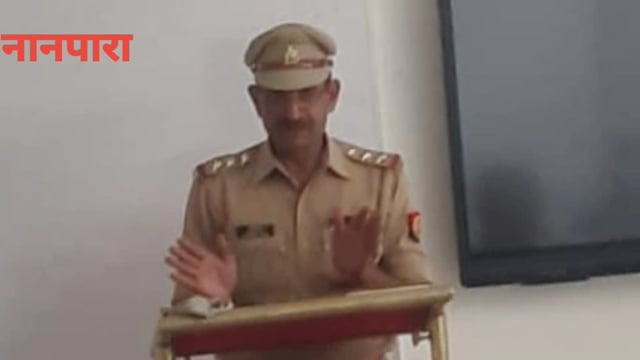 जनपद बहराइच तहसील नानपारा साइबर क्राइम से बचाव हेतु जागरूकता अभियान के तहत निरीक्षक अपराध योगेंद्र सिंह 42 