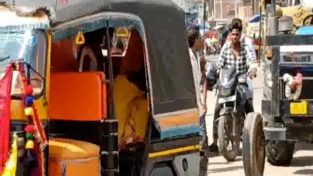 हिलसा शहर के योगीपुर मोड़ के समीप अनियंत्रित ट्रैक्टर ने ऑटो में मारी टक्कर,बाल बाल बचे ऑटो सवार यात्री