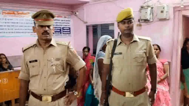 बढ़ते साइबर अपराध को देखते हुए मिश्रौलिया पुलिस ने थाना क्षेत्र के विभिन्न बैंकों की की चेकिंग दिए आवश्यक दिशा निर्देश ।