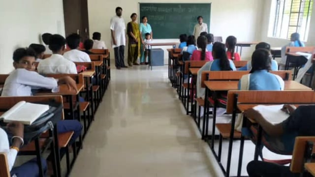 खड़ौरा राजकीय इंटर कॉलेज में बच्चों को पुलिस क्रेडिट के बारे में दी जानकारी 
