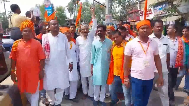 नालन्द:समाजसेवी प्रफुल्ल कुमार और बजरंग दल दोनों मिलकर बाबा मनीराम पर लंगोट चढ़ाने और जिला देशवासियों के लिए अमन चैन की,