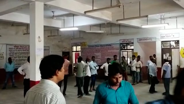 तबादला होने के बाद भी अभी दिवालो पर अपर परिवहन अधिकारी ए.के.शुक्ला लिखा हुआ है