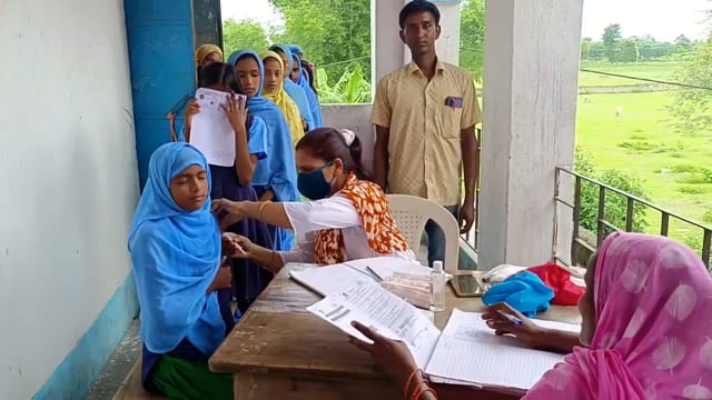 कोविड महा अभियान के तहत उच्च माध्यमिक विद्यालय इटावा में 12 वर्ष से ऊपर 20 छात्र-छात्राओं को दिया गया कोरोना का टीका