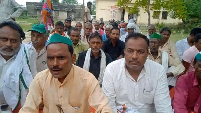 अन्धाधुन्ध हो रही बिजली कटौती व लो बोल्टेज से किसानो आक्रोस,किसान यूनियन के बैनर तले किसानो ने किया  धरना प्रदर्शन।