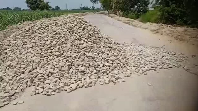 लखीमपुर खीरी (यूपी) मोहम्मदी तहसील क्षेत्र में सड़क पर पड़े पत्थर दुर्घटनाओं को दे रहे दाबत आए दिन हो रहे दुर्घटनाएं