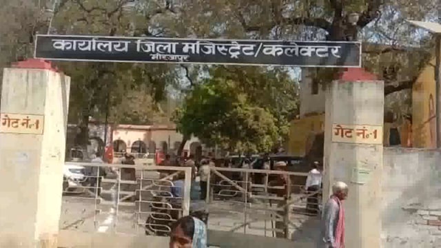 मस्जिदों में लगे लाउड स्पीकर की आवाज को कम करने के लिए विश्व हिंदू परिषद के कार्यकर्ताओं ने डीएम को सौंपा ज्ञापन