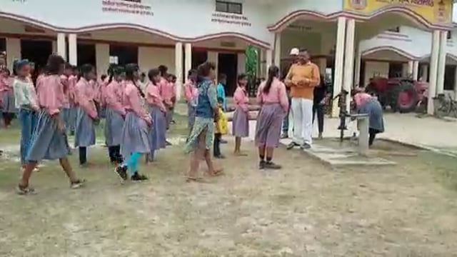 नवाबगंज क्षेत्र के कई विद्यालयों में संचारी रोग नियंत्रण अभियान के तहत बांटी गई कृमि नाशक दवाई