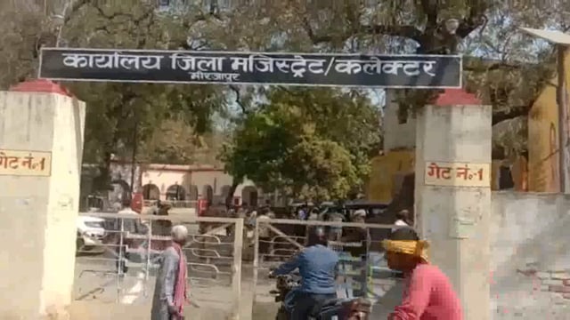 आगजनी के मुआवजे की मांग को लेकर ग्रामीण पहुंचे जिला मुख्यालय, डीएम को सौंपा ज्ञापन