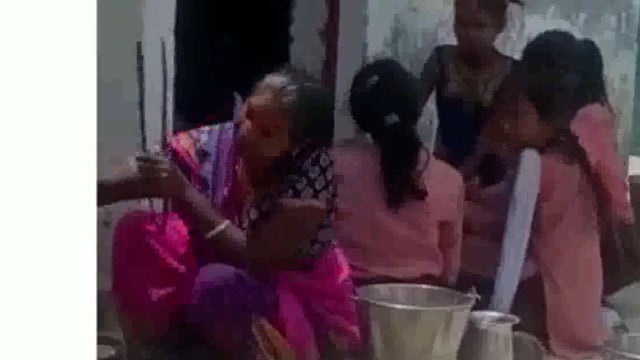 स्कूल में छात्राओं का खाना बनाते वीडियो वायरल डलमऊ तहसील क्षेत्र के दिन सा गौरा ब्लाक के एक स्कूल में एमडीएम बनाते समय क