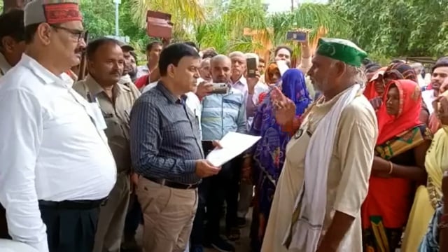 तेंदूहनी गांव के ग्रामीण लालगंज एसडीम का किया घेराव कहा निष्पक्ष नहीं हुआ राशन की दुकान का चुनाव