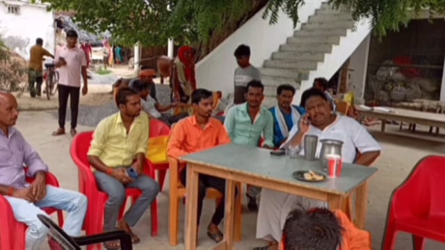 तरबगंज ब्लाक प्रमुख मनोज पाड़ेय ने अपने पैतृक आवास पर की बैठक सुनी समस्या