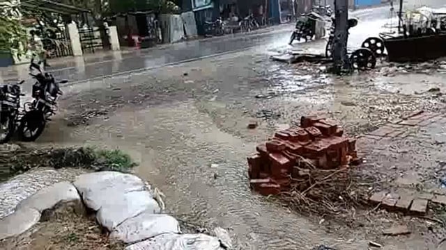 काफी महीनों के बाद हल्की बारिश होने से किसानों के चेहरो पर आई थोड़ी सी  मुस्कान 