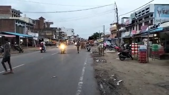 वजीरगंज उपनिरीक्षक के नेतृत्व में पुलिस ने पैदल गस्त कर कानून व्यवस्था मजबूत करने का दिया संदेश 