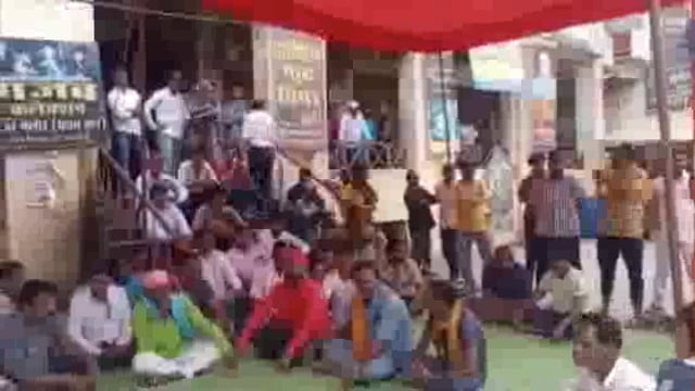 नगर पालिका के कर्मचारी हड़ताल पर 