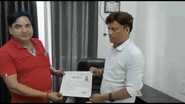 अमरपुर प्रखंड के दो नवनिर्वाचित पैक्स अध्यक्षों को प्रखंड विकास पदाधिकारी ने सौंपा प्रमाण पत्र