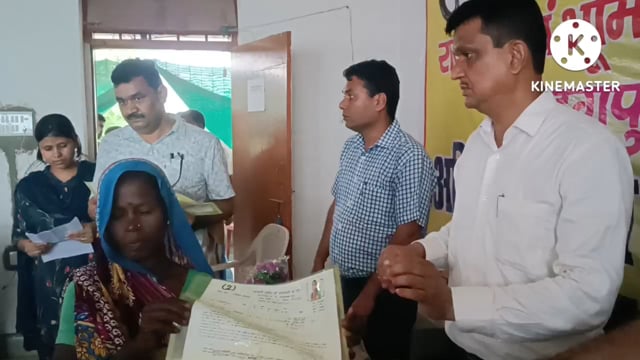 राजस्व एवं भूमि सुधार विभाग द्वारा अनुमंडल कार्यालय में बुधवार को अभियान बसेरा के तहत ग्रह स्थल पर्चा वितरण किया गया 