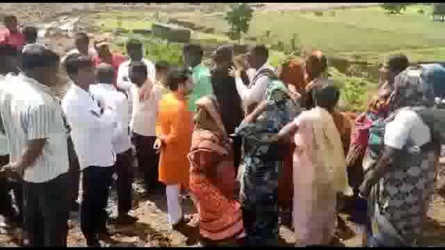 चोंडी येथील पाझर तलावाला जिल्हा परिषदेचे माजी अध्यक्ष राहुल केंद्रे यांनी केली पाहणी,नागरिकांना दिला धीर