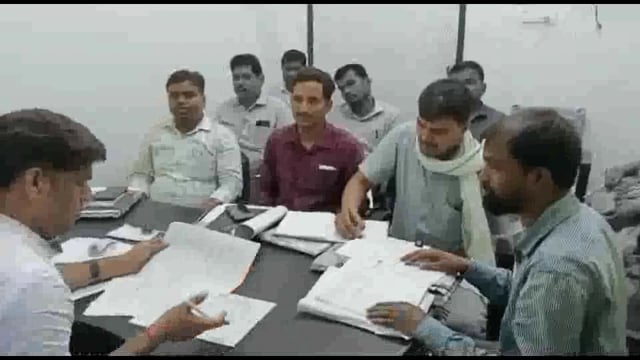 अमरपुर प्रखंड मुख्यालय में प्रधानमंत्री आवास योजना को लेकर BDO की अध्यक्षता में बुलाई गई आवास सहायकों की बैठक