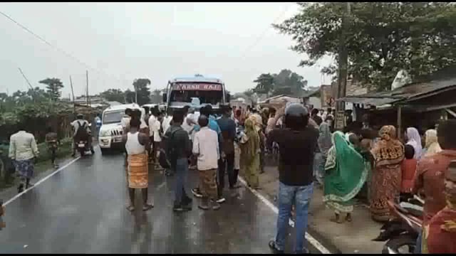 अमोल के निकट एक बस ने मोटरसाइकिल में ठोकर मार दी ठोकर लगने के कारण दो महिला समेत कुल चार लोग जख्मी हो गये