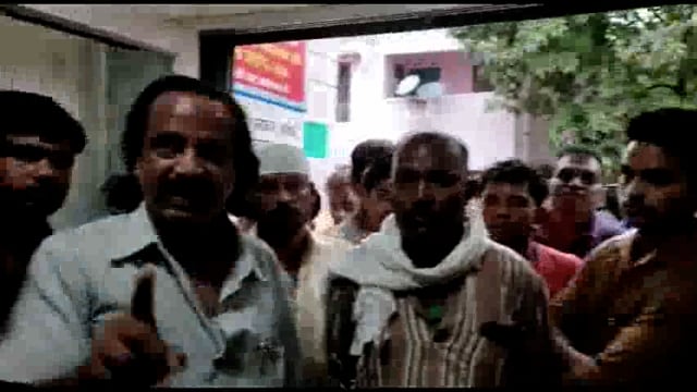 नगर नानपारा बिग बाजार में भीषण सड़क हादसा तेज रफ्तार से आ रही कार ने 3 लोगों को रौंदा जिसमें तीन गंभीर अवस्था में घायल 