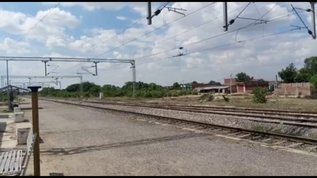 गौरा रेलवे क्रासिंग के समीप ट्रैक पार करते समय ट्रेन की चपेट में आने से व्यक्ति की मौत