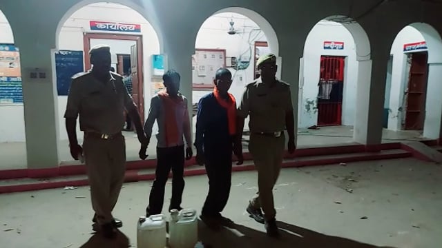 जनपद बहराइच थाना खैरी घाट 10 लीटर अवैध कच्ची शराब के साथ दो नफरत अभियुक्त गिरफ्तार