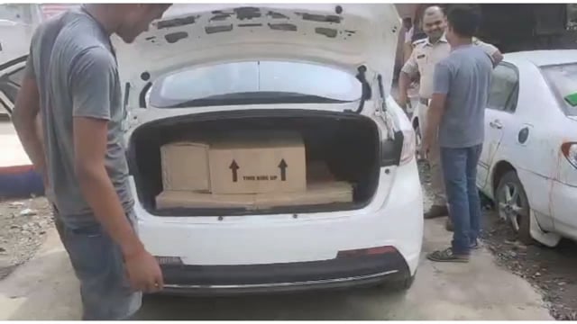 कोतवाली चौक से नवादा बाजार पुलिस ने किया भारी मात्रा में शराब बरामद, कार एवं शराब तस्कर को लिया हिरासत में