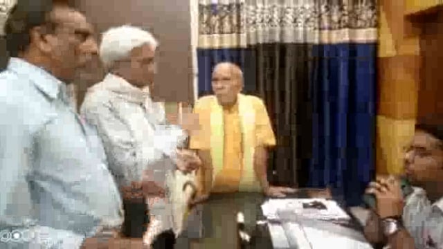 गरौठा नगर में पेयजल व्यवस्था ठप होने के कारण मोहल्ले वासियों ने उपजिलाधिकारी को दिया ज्ञापन