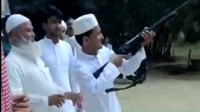 हबीबी बने रायफल फायरिंग ट्रेनर, नाबालिगों से करवा रहे रायफल से फायरिंग 




