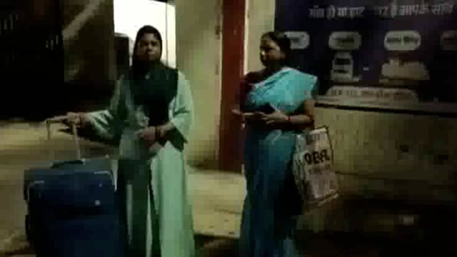 दहेज लोभियों ने महिला को घर से निकाला बाहर महिला पहुंची थाने