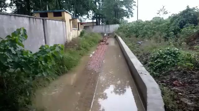 शिवपुर बहराइच शिवपुर ब्लाक परिसर में नहर किनारे ग्राम पंचायत मुखिया द्वारा बनाया गया नाला धराशाई हो गया है