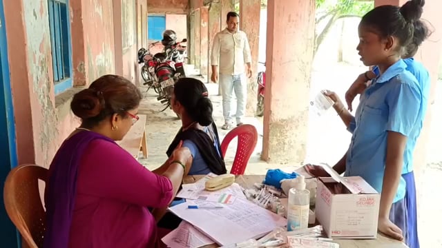 उत्क्रमित मध्य विद्यालय पदमपुर में कोविड महा अभियान के तहत 12 वर्ष से ऊपर 25 छात्र-छात्राएं को दिया गया कोरोना का टीका