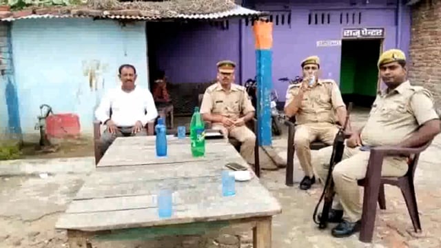 SP के निर्देश का पालन करवाने के लिए मिश्रौलिया पुलिस द्वारा थाना क्षेत्र के भैसहवा में प्रहरी को दिए आवश्यक दिशा निर्देश
