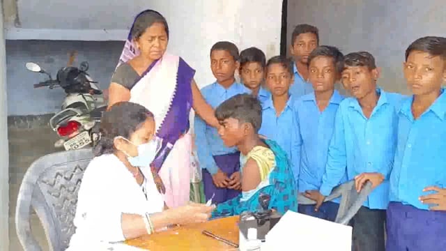 मध्य विद्यालय महमदिया में शिविर आयोजित कर 12 वर्ष से ऊपर के 15 छात्राओं को लगाई गई कोरोना वैक्सीन