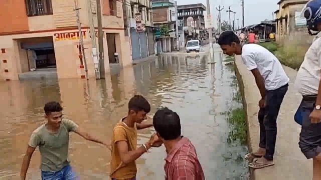 चौकिये नहीं : यह झंझारपुर शहर का मेन रोड है, जो बारिश की बौछार से बना झील