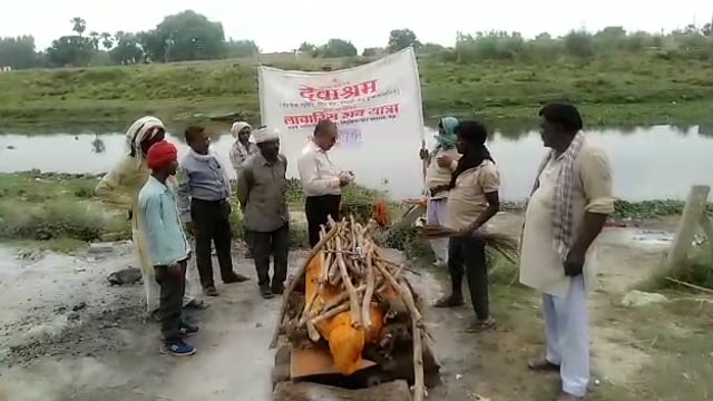 अंतिम संस्कार हेतु अज्ञात हिंदू पुरुष के शव को देवाश्रम द्वारा दी गई मुखाग्नि