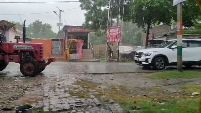 इटवा सहित जिले में जोरदार बारिश से किसान खुश ।