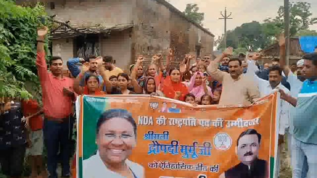 राष्ट्रपति द्रोपती मुर्मू की जीत पर पूर्व बेसिक शिक्षा मंत्री सतीश द्विवेदी ने भिलोरी में लोगों को मिठाई खिलाकर दी बधाई 