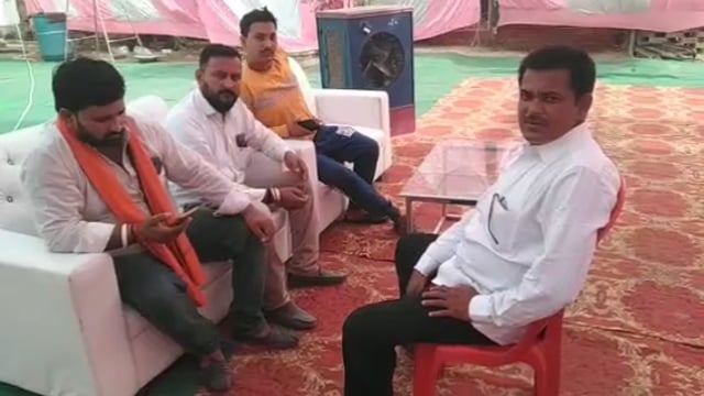 वजीरगंज के ग्राम पंचायत खिरिया निवासी अवध केसरी सेना के प्रमुख ठाकुर नीरज सिंह एक कार्यक्रम में हुए शामिल लोगों से मुलाक