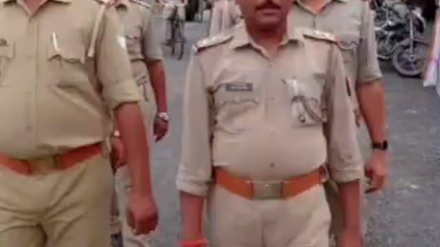 तरबगंज: पकड़ी चौकी इंचार्ज सोम प्रताप सिंह के नेतृत्व में पुलिस में पैदल गस्त कर सुरक्षा व्यवस्था का लिया जायजा