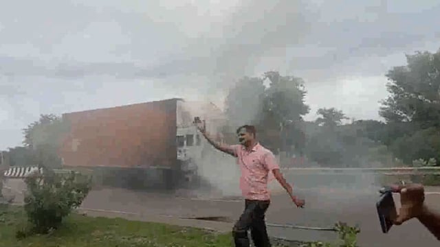 ट्रक बना आग का गोला, धू-धू कर जला ट्रक