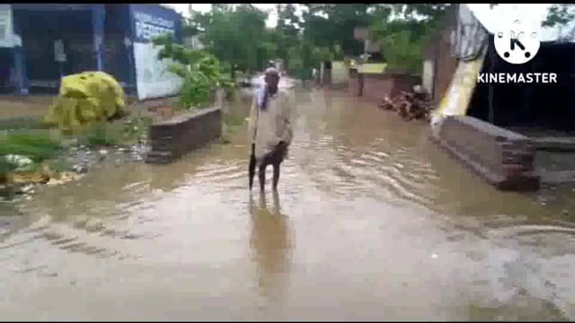 रसूलपुर गांव में भारी बारिश होने के बाद मुख्य मार्ग पर भरा पानी ग्रामीणों को निकलने में हो रही समस्याएं 