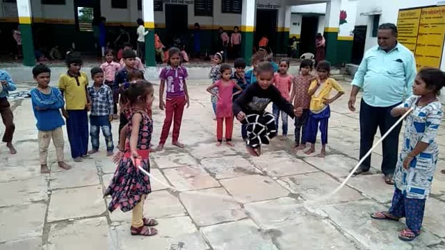 स्कूलों में बच्चे स्वतंत्र खेल खेलते हुए, स्कूल के प्रति बच्चों में दिखा उत्साह है