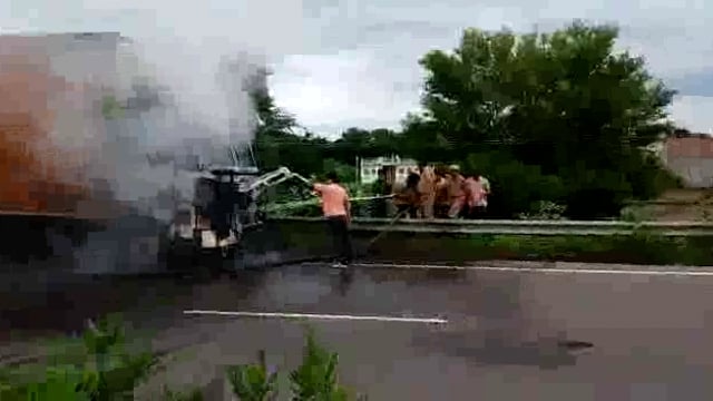 ललितपुर में चलते ट्रक में अचानक आग लग गई ड्राइवर ने आनन-फानन में कूदकर बचाई अपनी जान