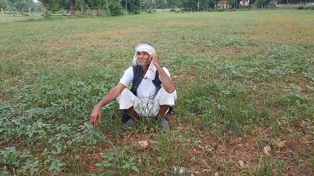 खेत में बैठा किसान बारिश का इंतजार करता हुआ, इंद्रदेव से लगाई बारिश की गुहार