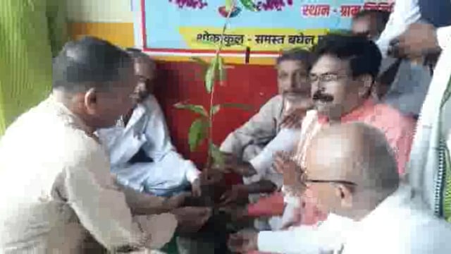 मृत्यु भोज की जगह आर्य समाज ने की वटवृक्ष की स्थापना, तदोपरांत शोक सभा संपन्न